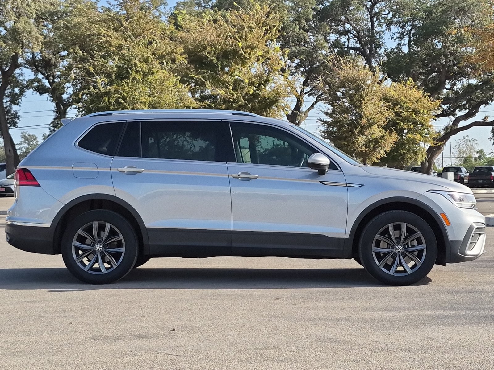 Used 2022 Volkswagen Tiguan SE FWD image 6