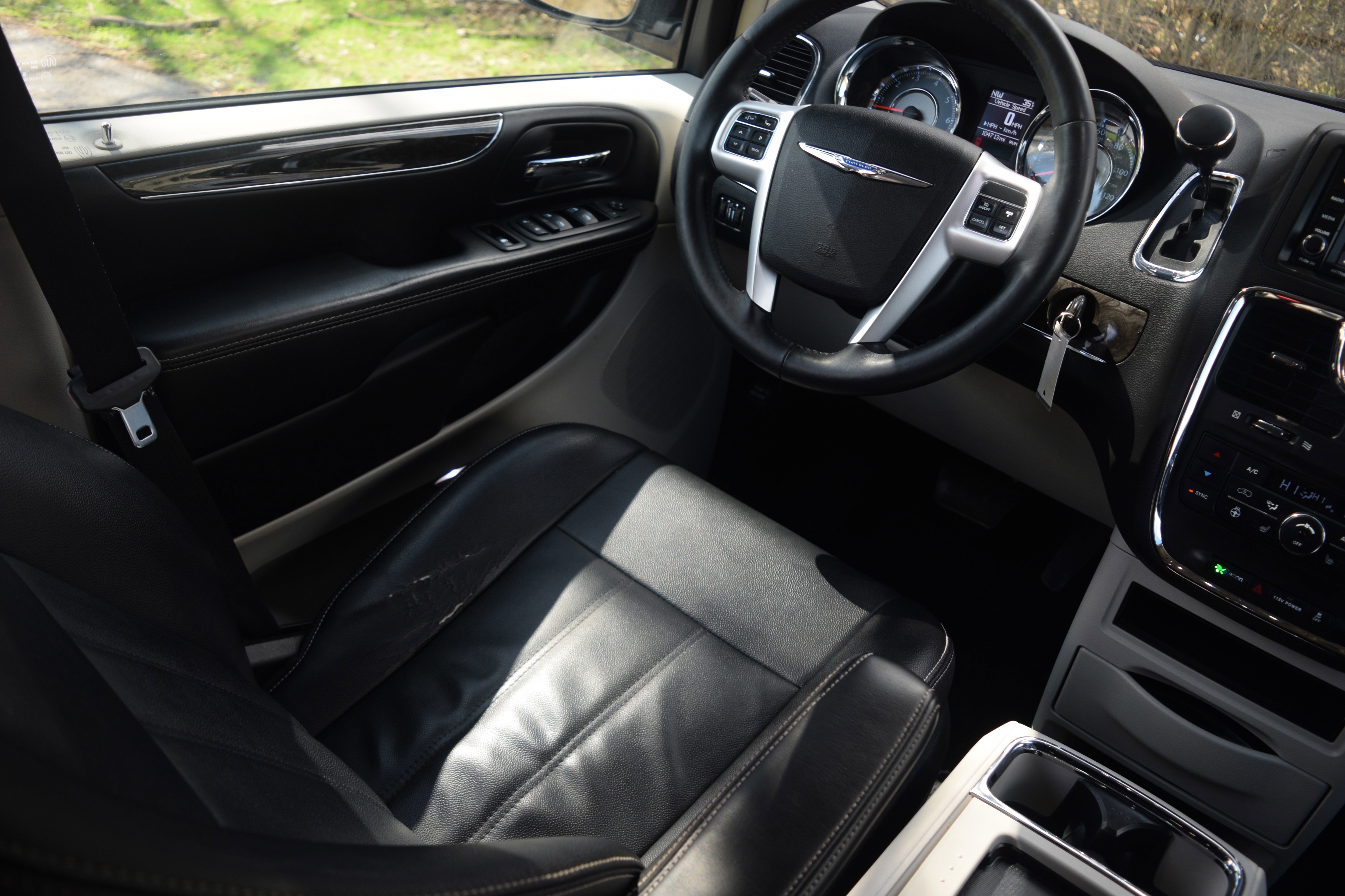 Used 2015 Chrysler Town & Country Touring w/ Driver Convenience Group image 2