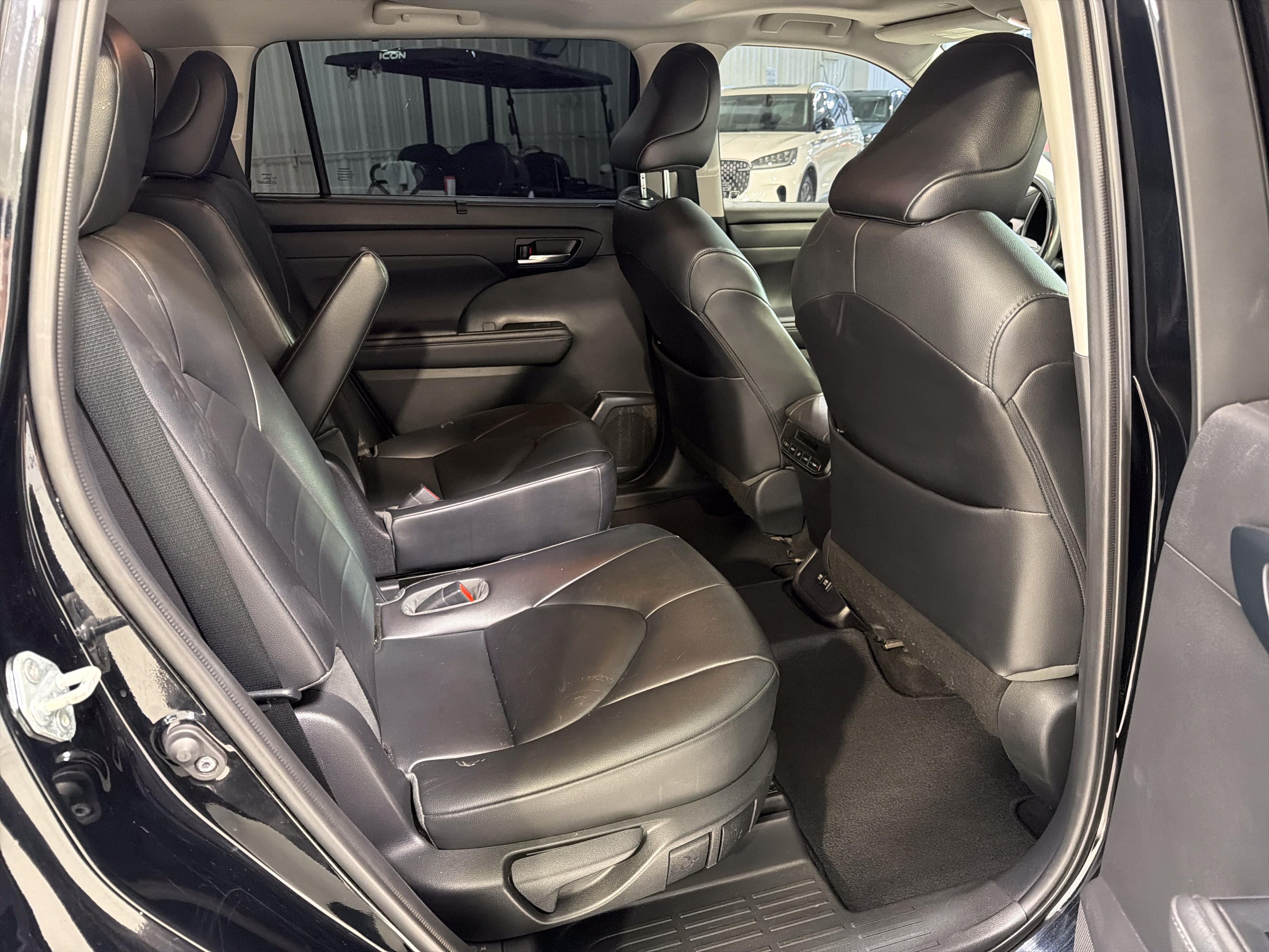 Used 2021 Toyota Highlander XLE FWD image 12