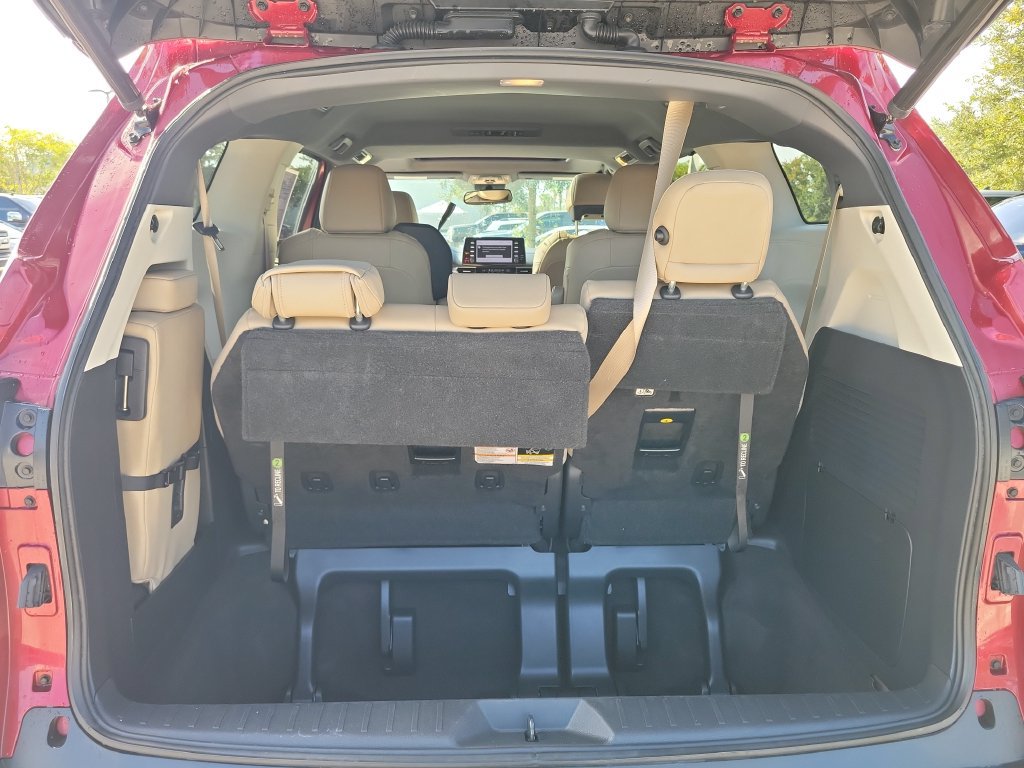 Certified 2021 Toyota Sienna XLE FWD image 28
