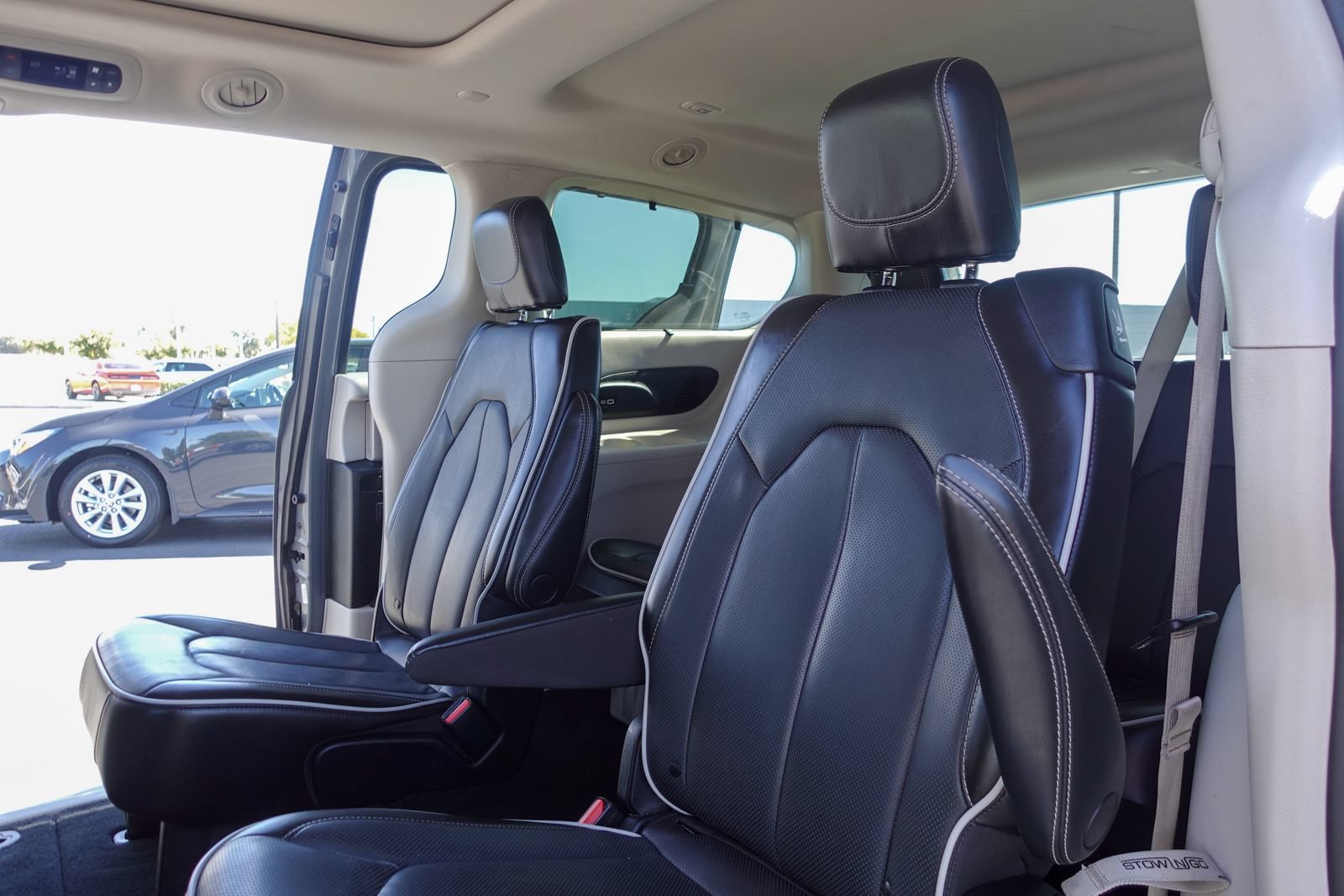 Used 2023 Chrysler Pacifica Limited FWD image 12