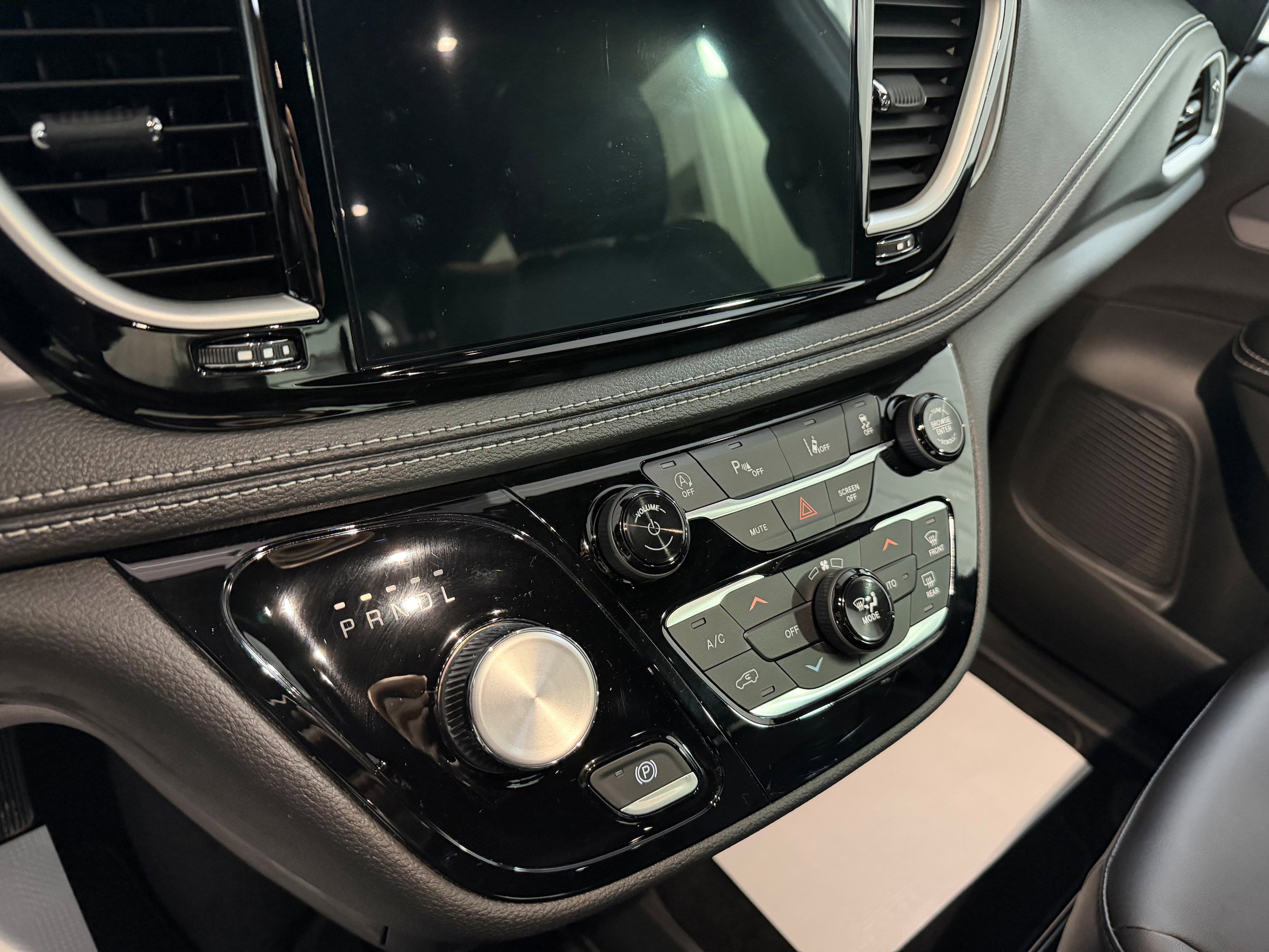 New 2026 Chrysler Pacifica Select AWD/4WD image 11