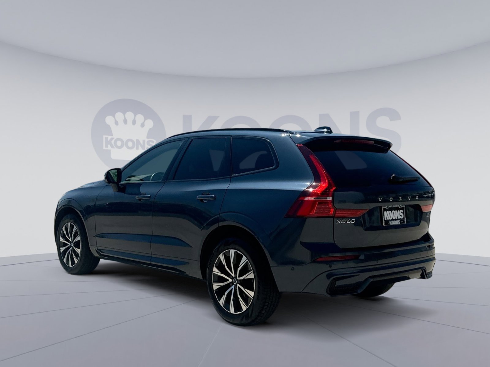 Used 2023 Volvo XC60 B5 Plus AWD/4WD image 4