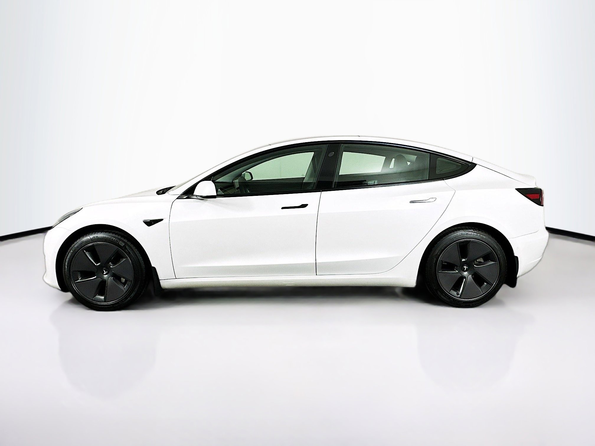 Used 2021 Tesla Model 3 Standard Range Plus image 4