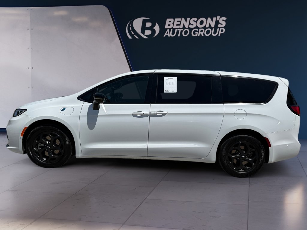Used 2024 Chrysler Pacifica Limited FWD image 2