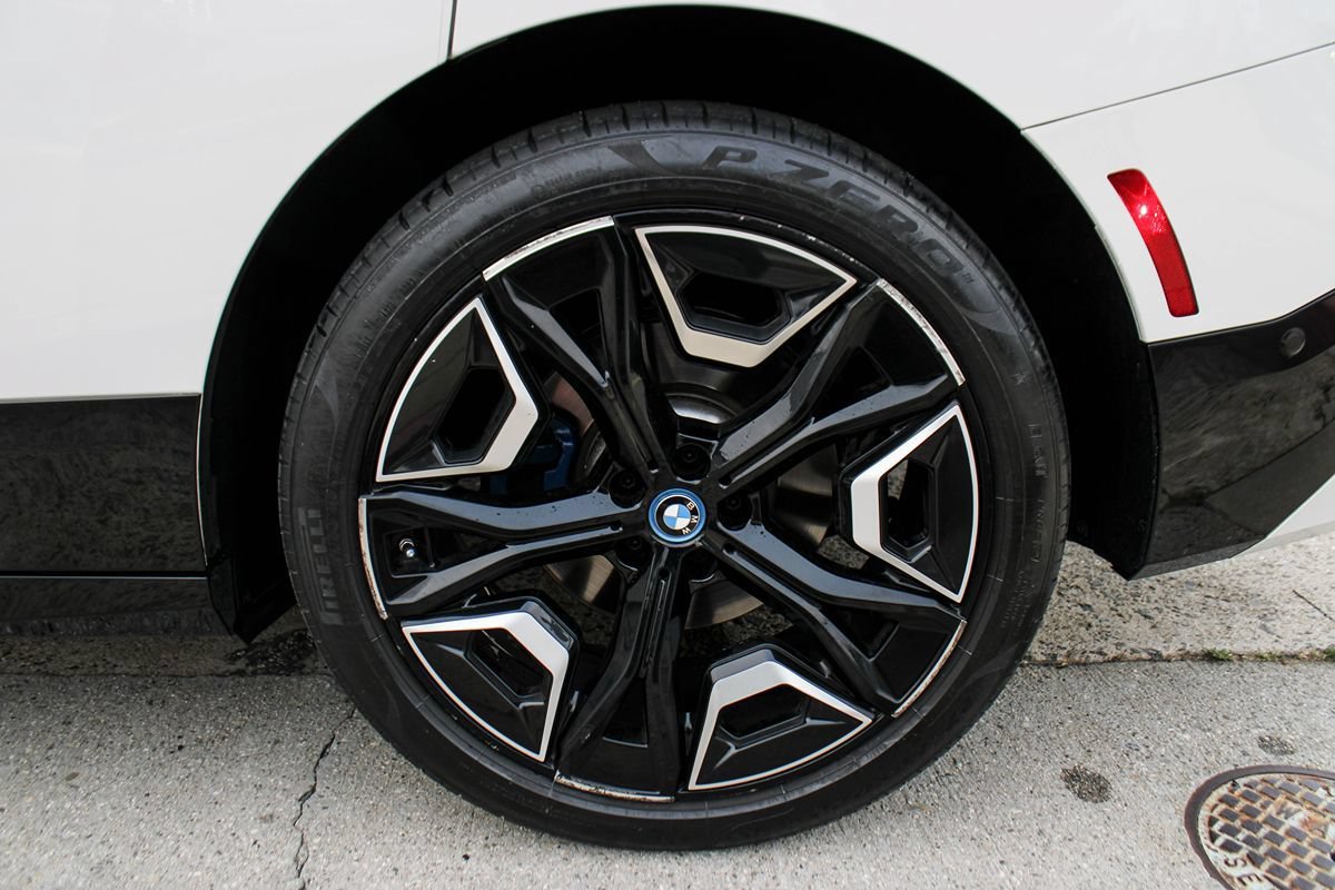 Used 2024 BMW iX xDrive50 w/ Premium Package AWD/4WD image 40