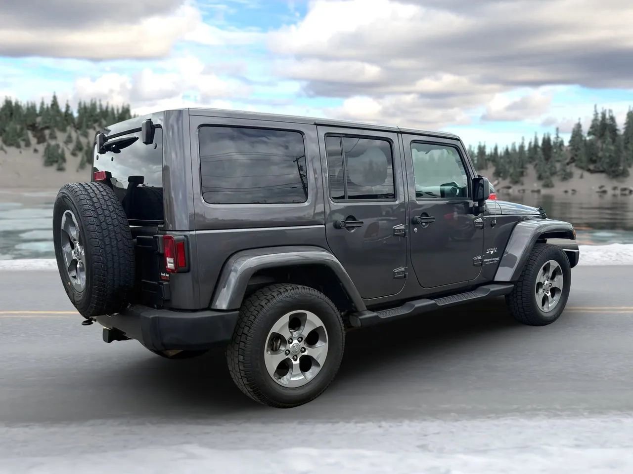 Used 2018 Jeep Wrangler Unlimited Sahara w/ Connectivity Group AWD/4WD image 3