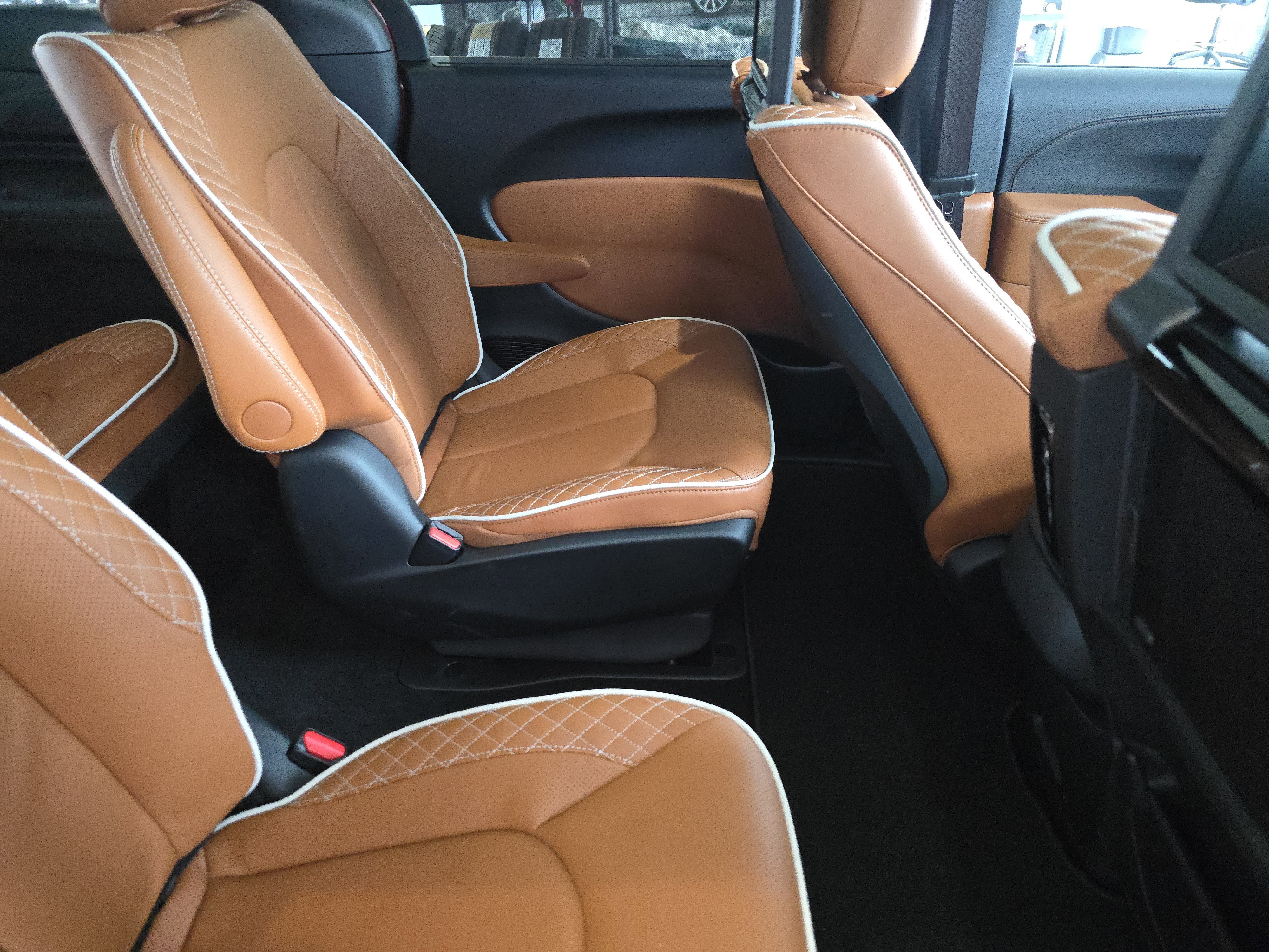 Used 2025 Chrysler Pacifica Pinnacle FWD image 26