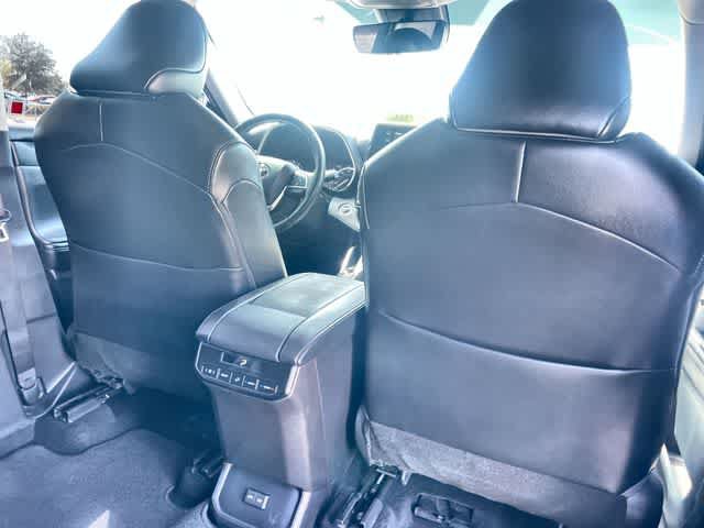 Used 2022 Toyota Highlander XLE AWD/4WD image 13