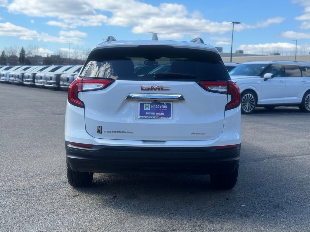 Used 2023 GMC Terrain SLE w/ Driver Convenience Package image 4