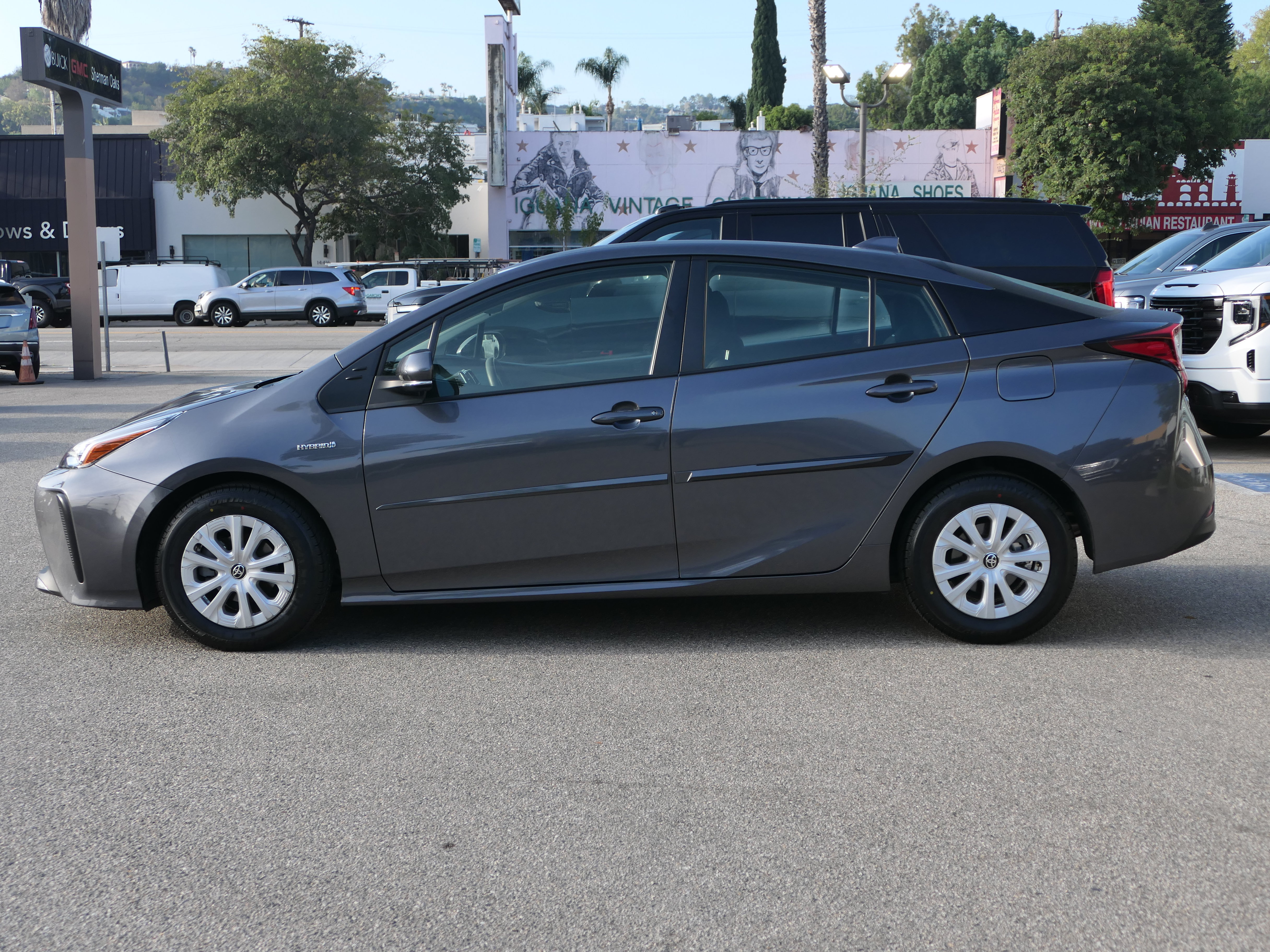 Used 2022 Toyota Prius L Eco FWD image 2