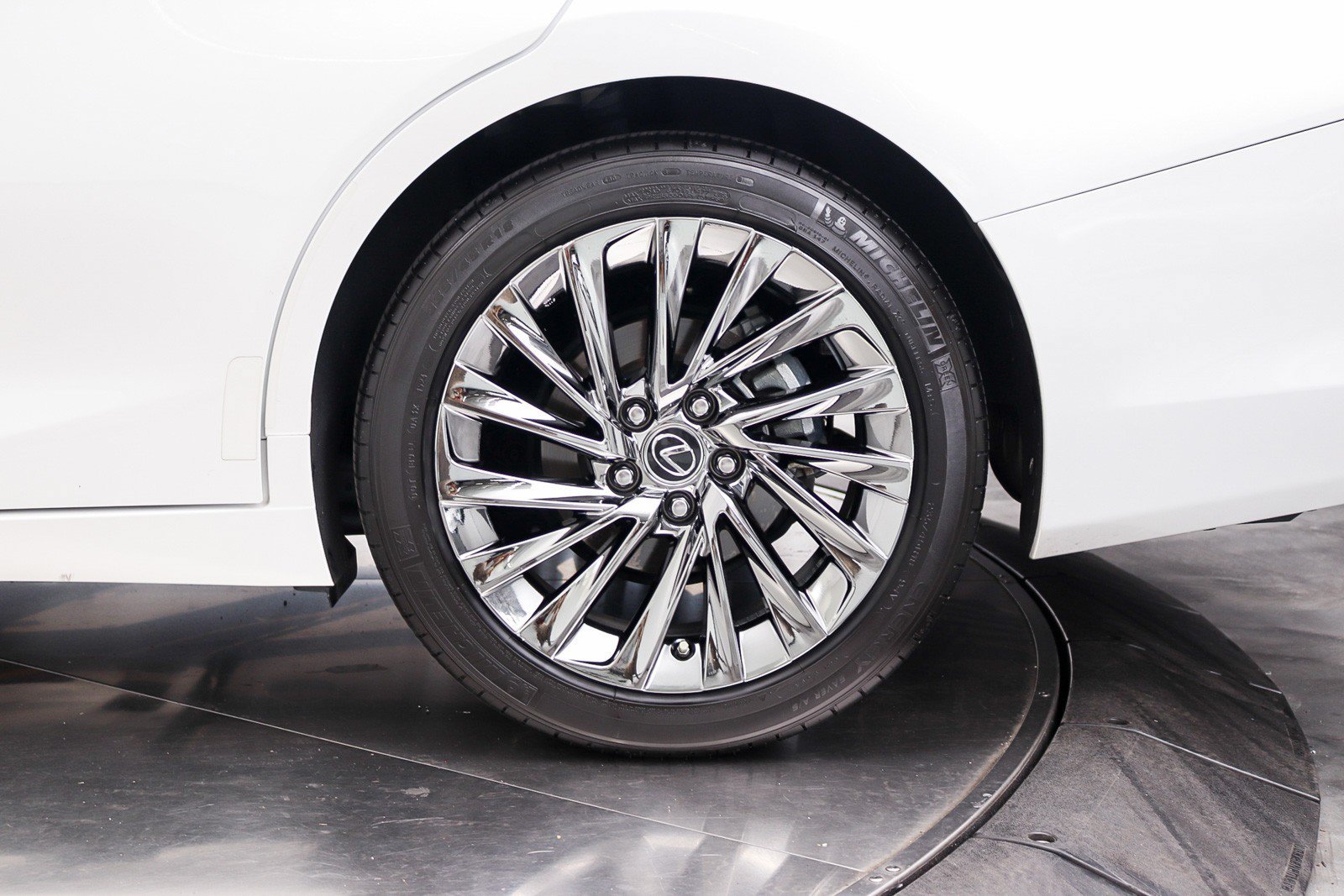 Used 2024 Lexus ES 300h w/ Luxury Package FWD image 15
