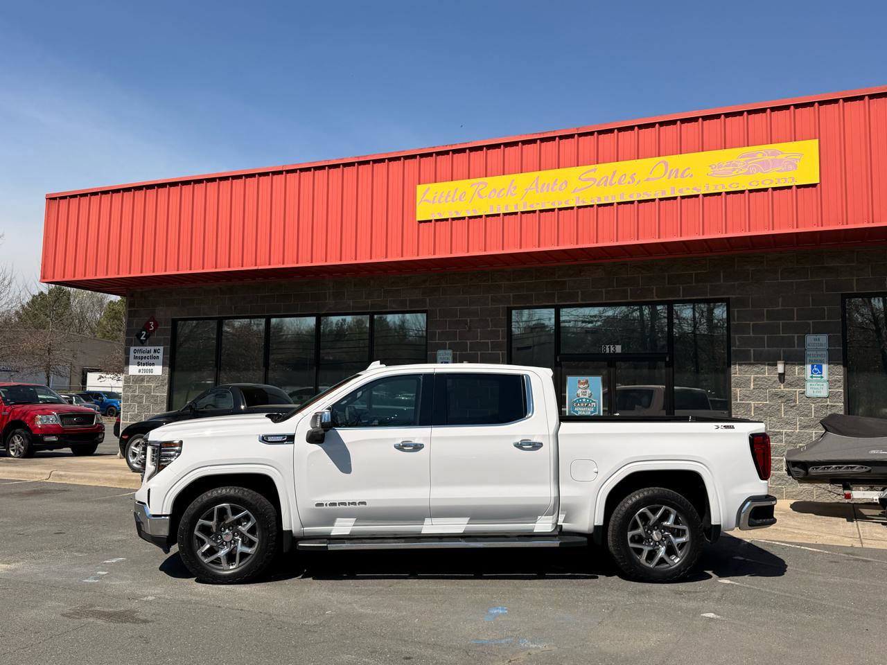 Used 2022 GMC Sierra 1500 SLT w/ SLT Premium Package AWD/4WD image 2