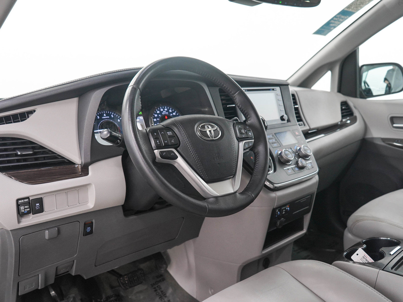 Used 2018 Toyota Sienna XLE FWD image 24