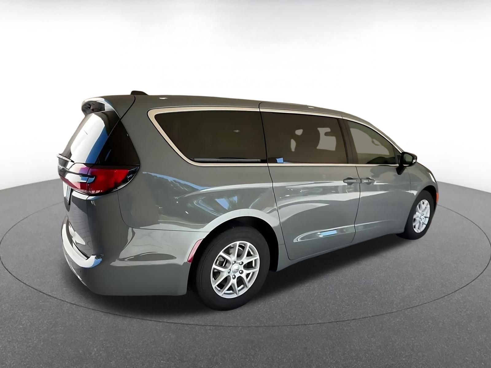 Used 2025 Chrysler Pacifica Select FWD image 15