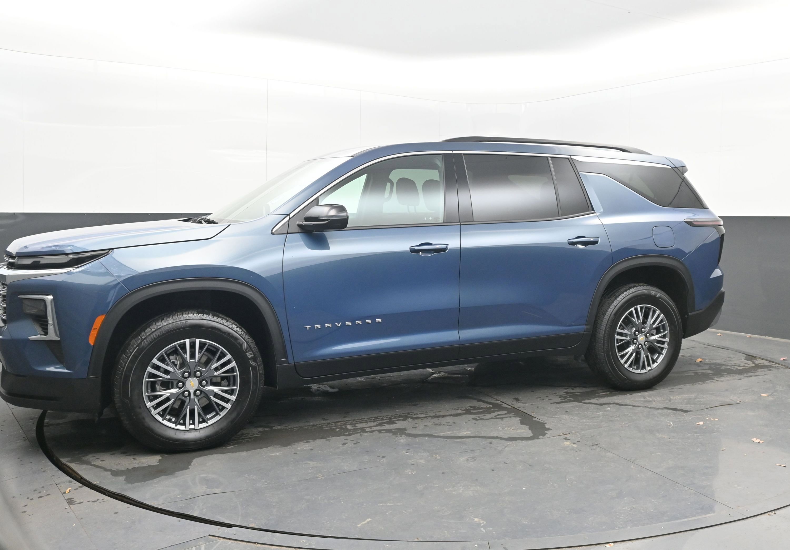 Used 2025 Chevrolet Traverse LT image 5