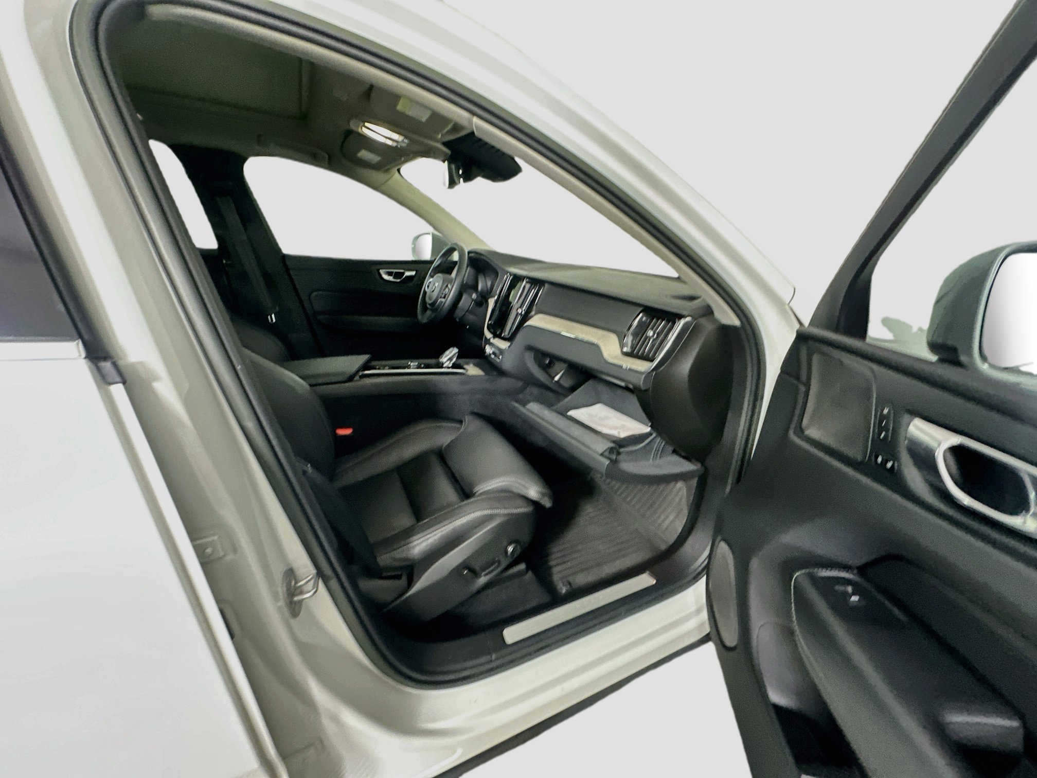 Used 2022 Volvo XC60 B5 Inscription w/ Advanced Package FWD image 33