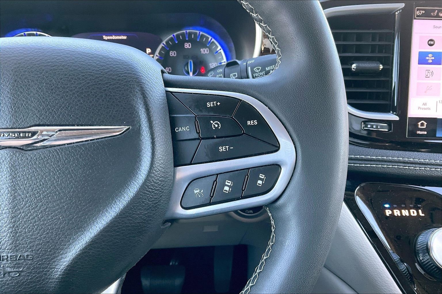 Used 2023 Chrysler Pacifica Limited image 12