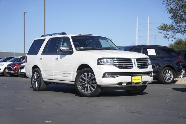 Used 2017 Lincoln Navigator Select image 2