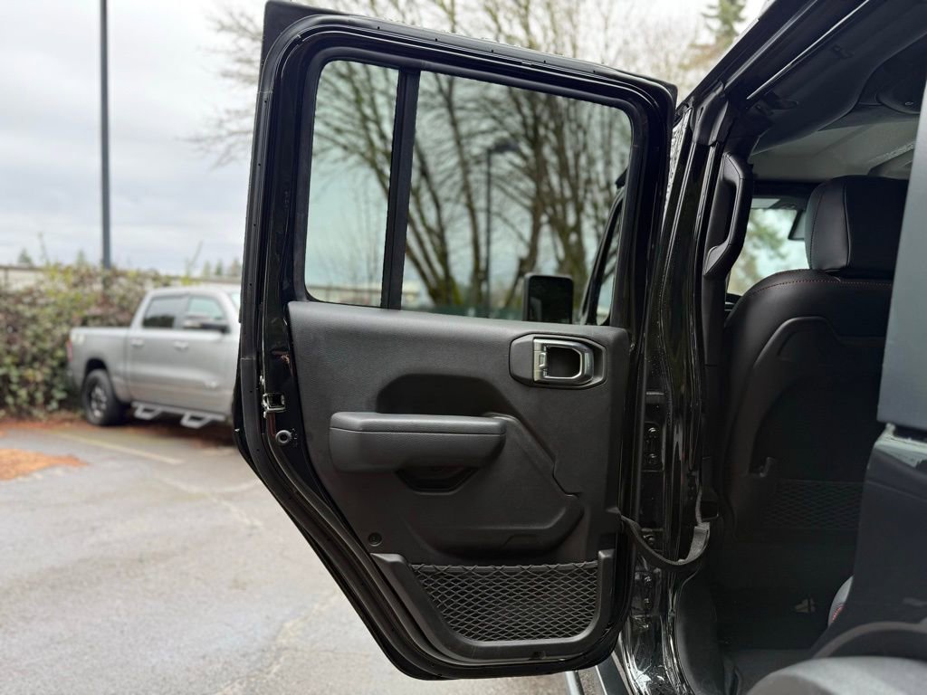 Used 2025 Jeep Wrangler Unlimited Rubicon image 23