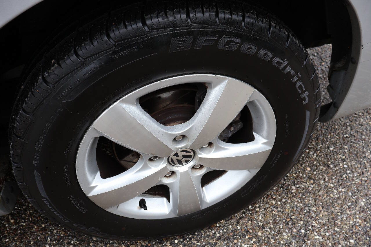 Used 2011 Volkswagen Routan SE FWD image 7