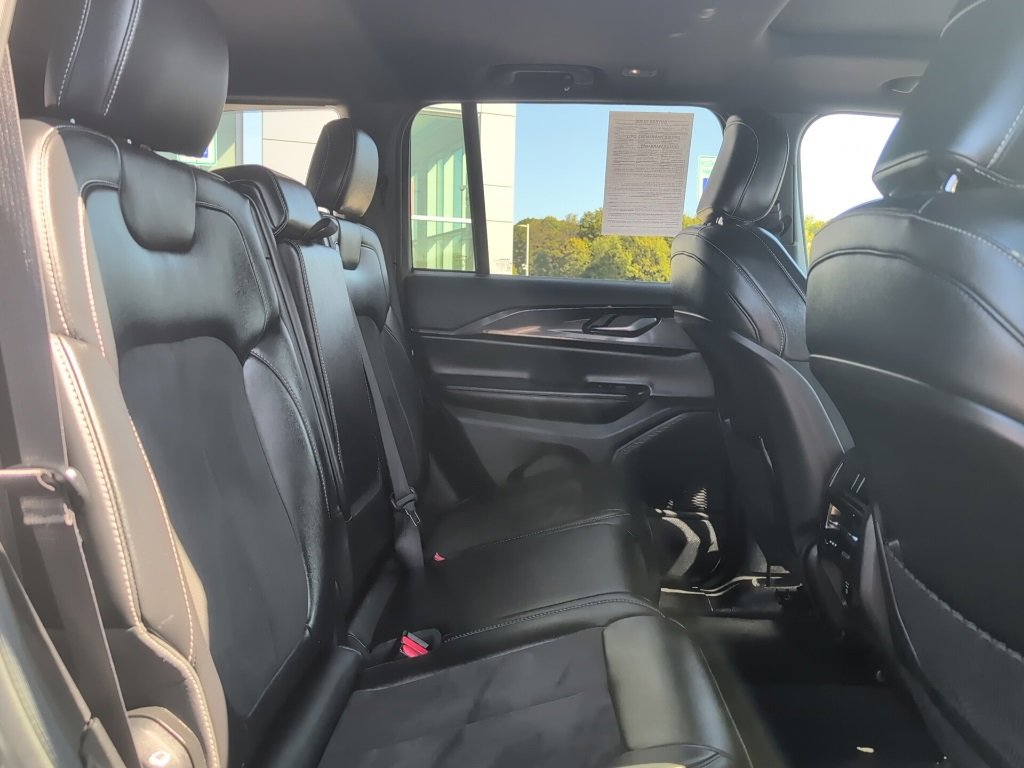 Used 2023 Jeep Grand Cherokee Altitude image 14