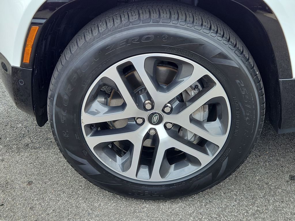 Used 2024 Land Rover Defender 110 X-Dynamic SE image 9