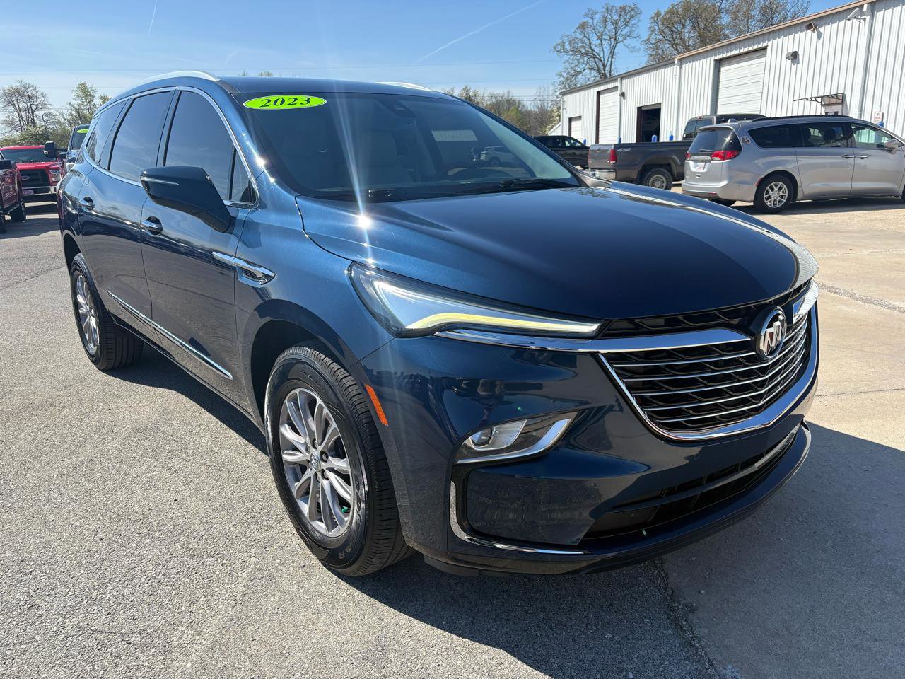 Used 2023 Buick Enclave Essence image 1