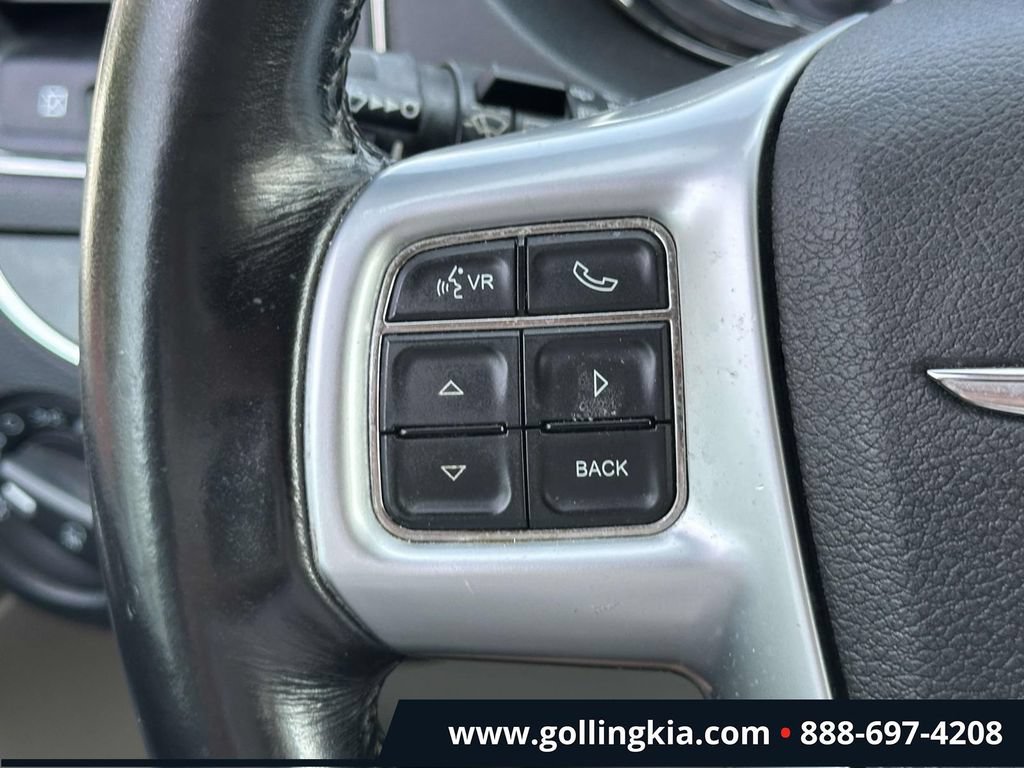 Used 2012 Chrysler Town & Country Touring FWD image 20