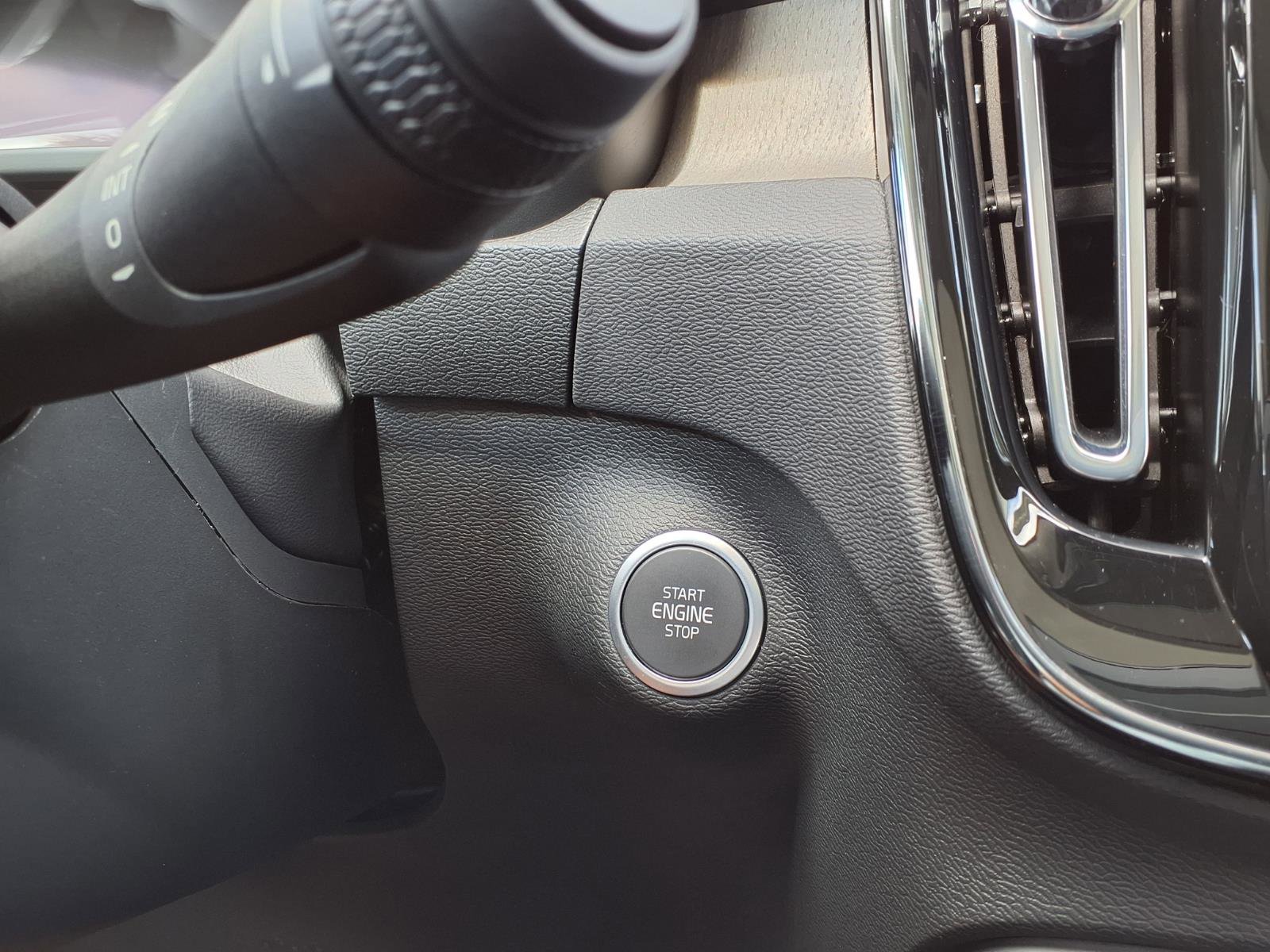 Used 2023 Volvo XC40 B5 Plus image 28