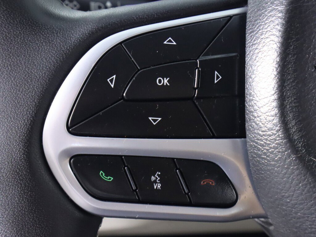 Used 2022 Chrysler Voyager LX image 12