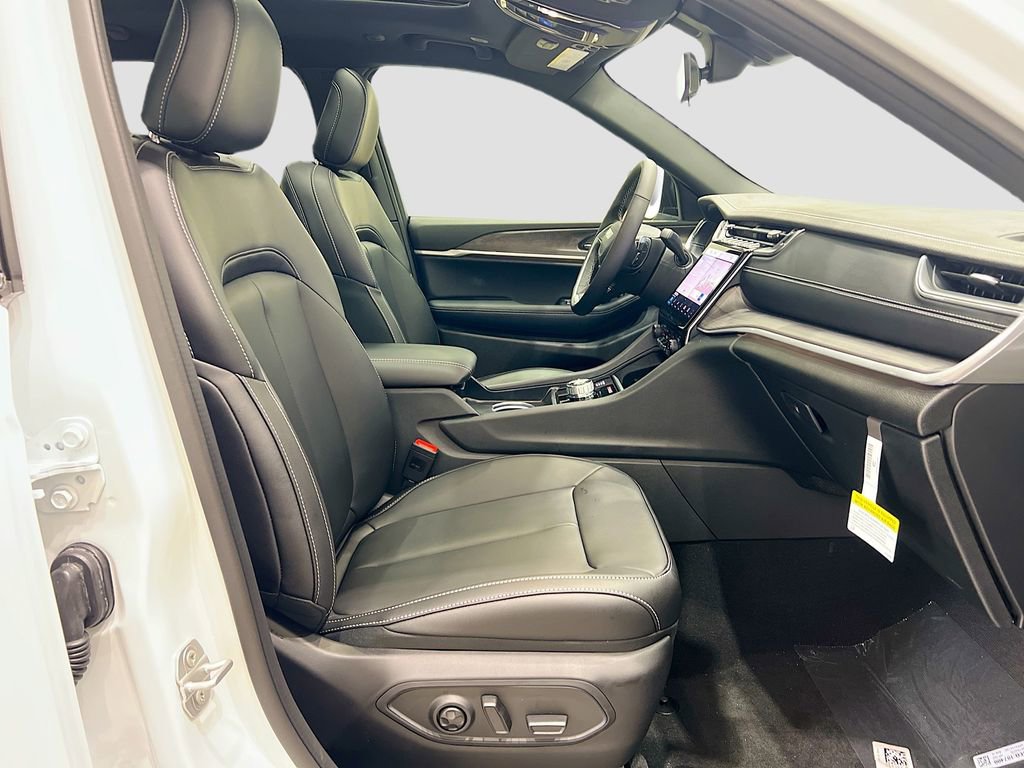 New 2025 Jeep Grand Cherokee L Limited w/ Black Appearance Package image 16