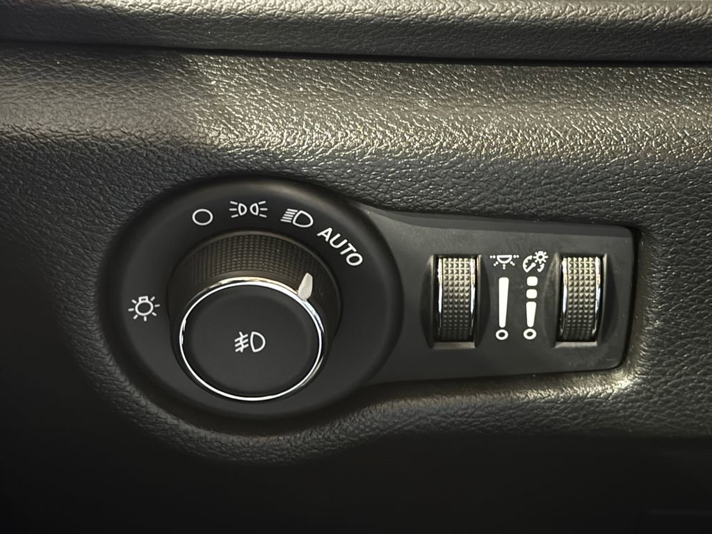 Used 2025 Chrysler Pacifica Select FWD image 37
