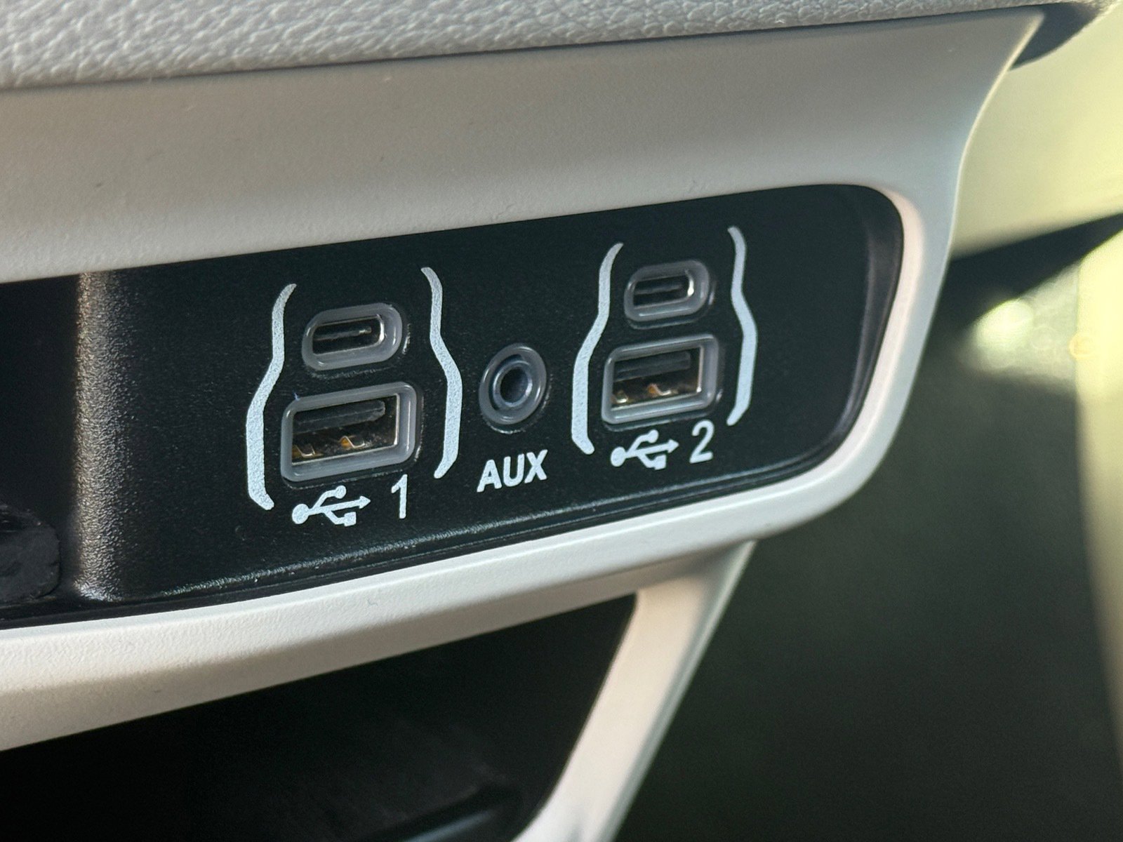 Used 2022 Chrysler Voyager LX image 23