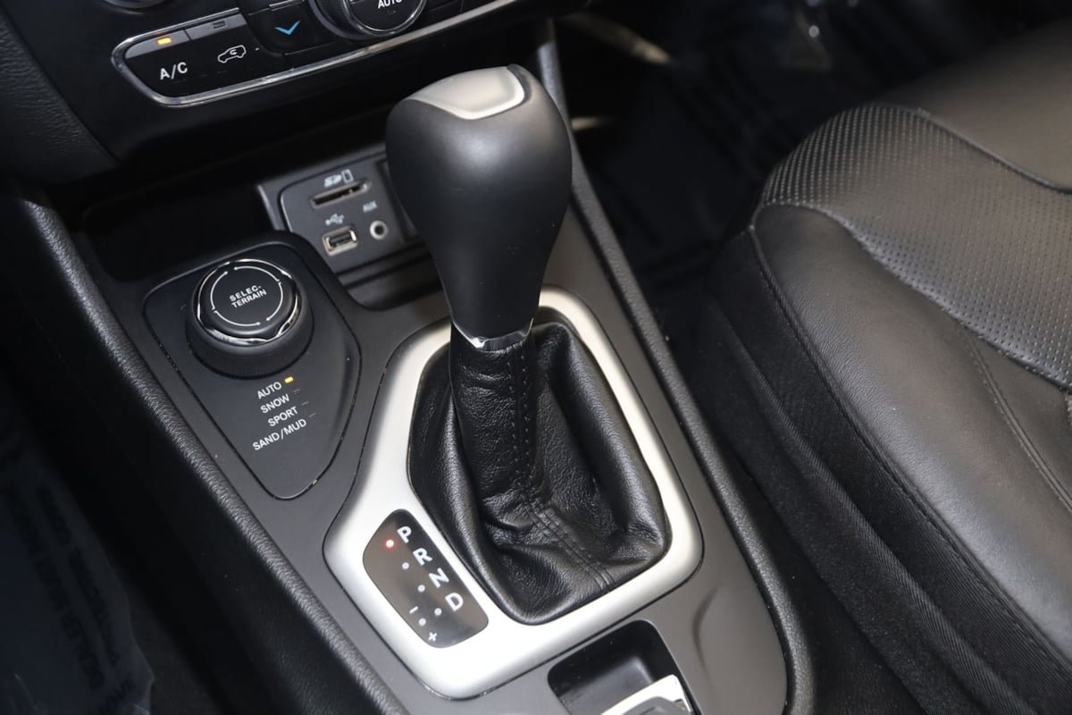 Used 2018 Jeep Cherokee Overland AWD/4WD image 7