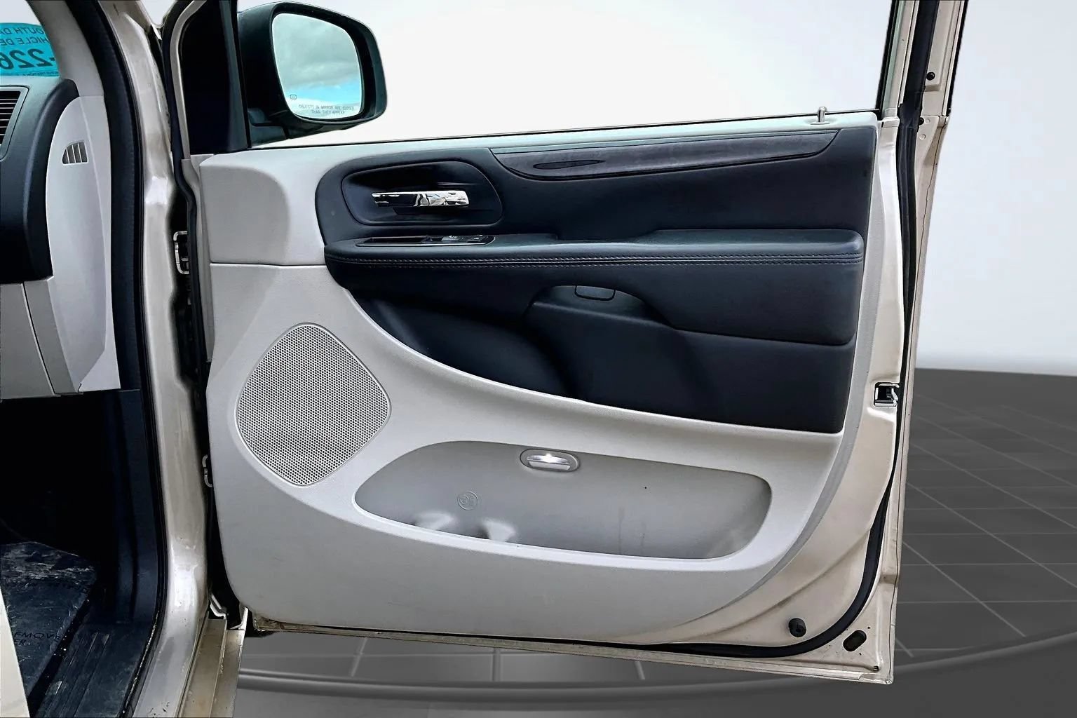 Used 2014 Dodge Grand Caravan SXT w/ Rear Park Assist Package FWD image 27