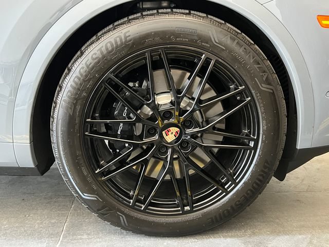 Used 2025 Porsche Cayenne S AWD/4WD image 12