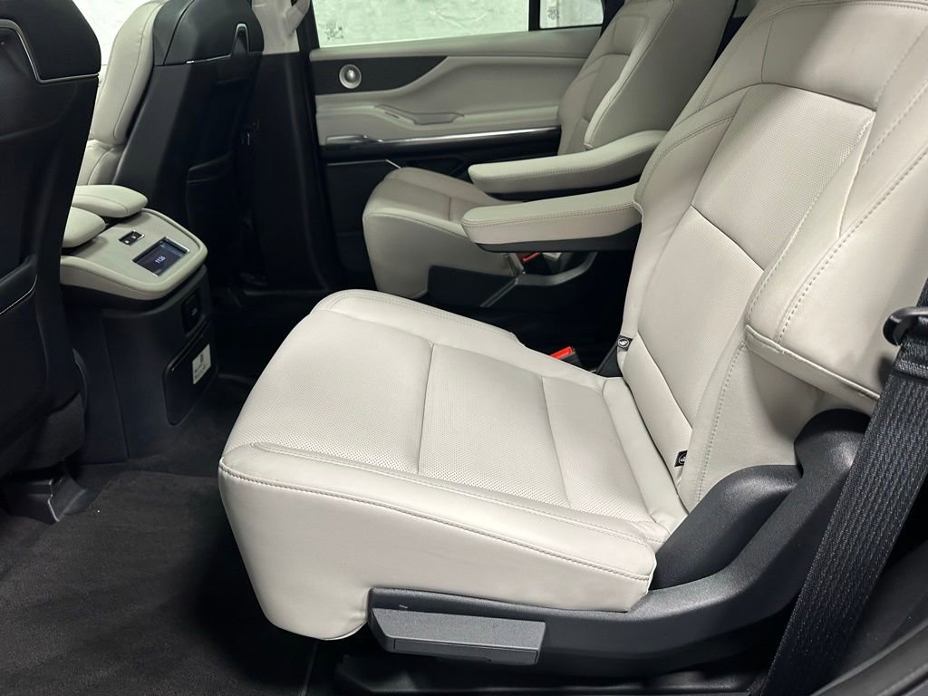 Used 2025 Lincoln Navigator Reserve image 44