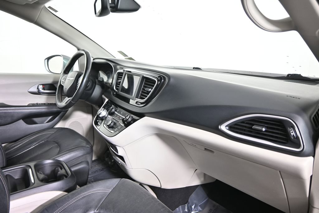 Used 2020 Chrysler Pacifica Touring-L image 14