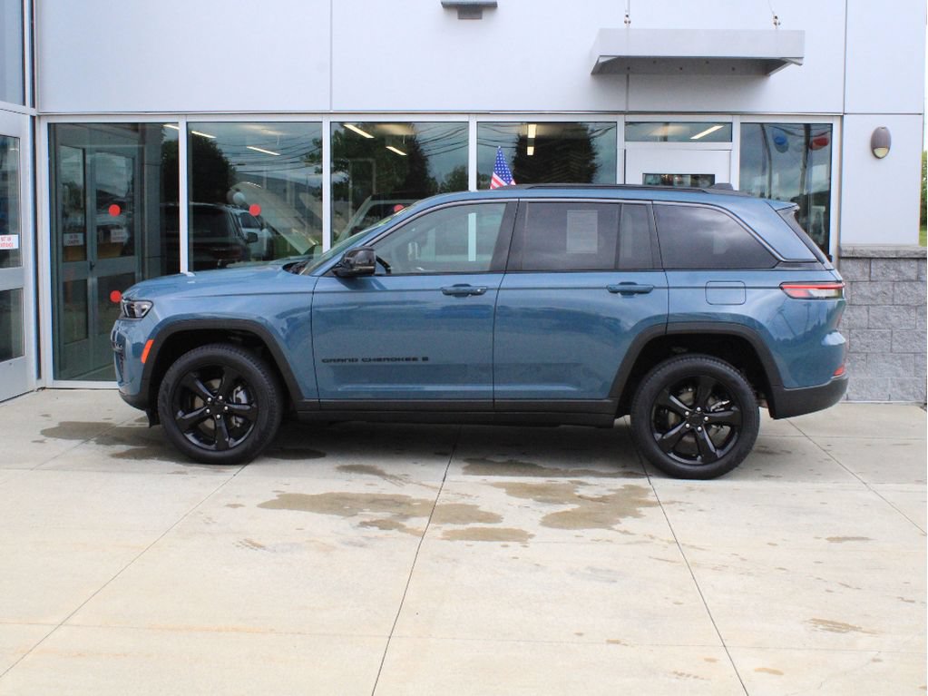 Used 2026 Jeep Grand Cherokee Limited w/ Limited Altitude Package AWD/4WD image 5