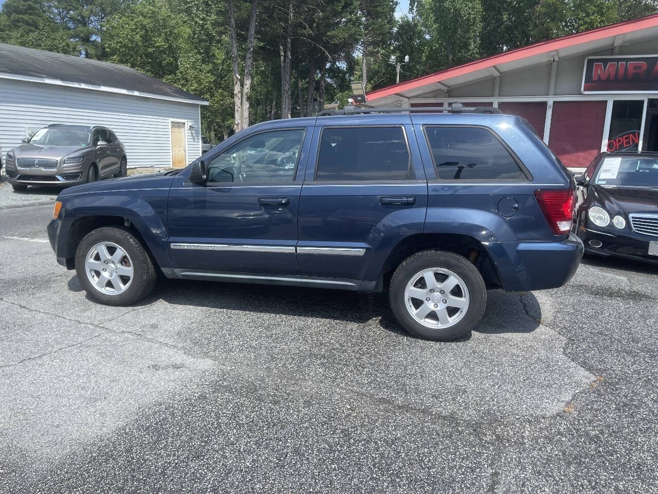 Used 2010 Jeep Grand Cherokee Laredo AWD/4WD image 6