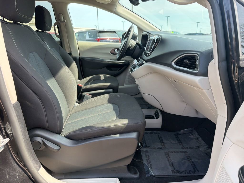 Used 2023 Chrysler Voyager LX image 29