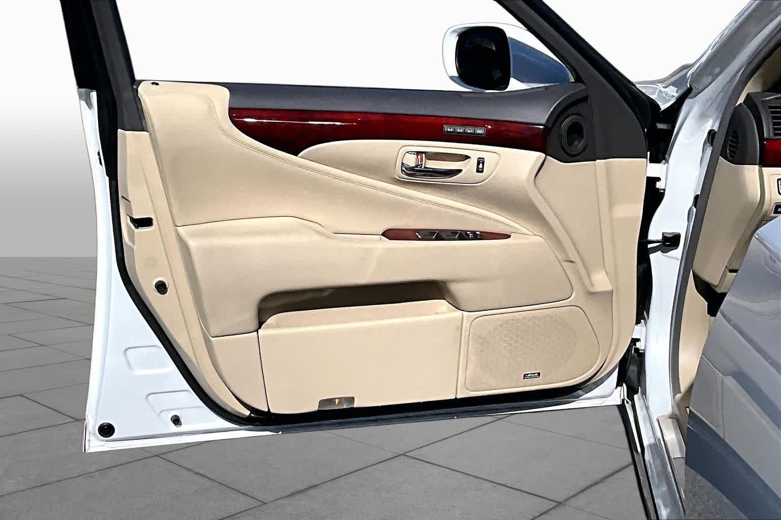 Used 2011 Lexus LS 460 w/ Comfort Pkg RWD image 21