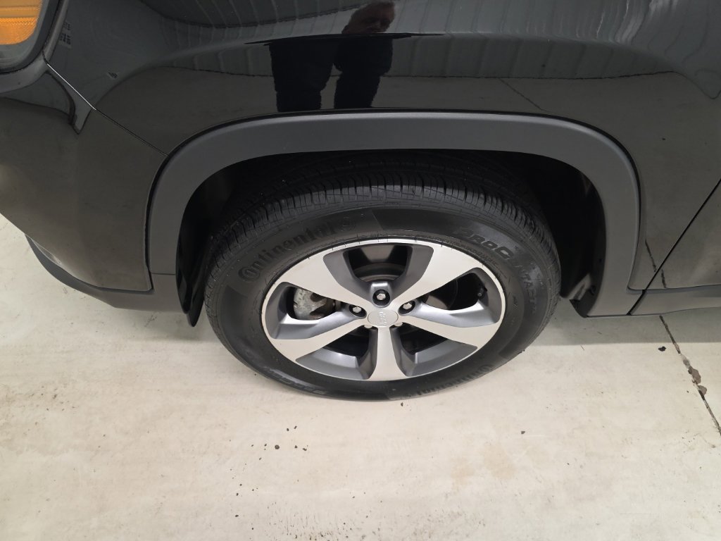 Used 2022 Jeep Cherokee Limited AWD/4WD image 2