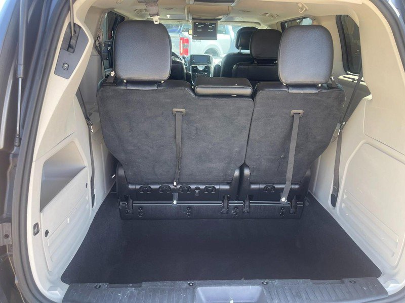 Used 2016 Chrysler Town & Country Touring-L image 17