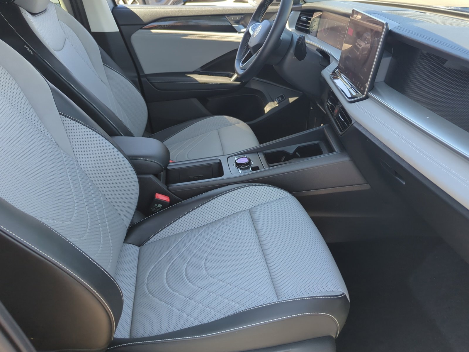 Used 2025 Volkswagen Tiguan SE image 18