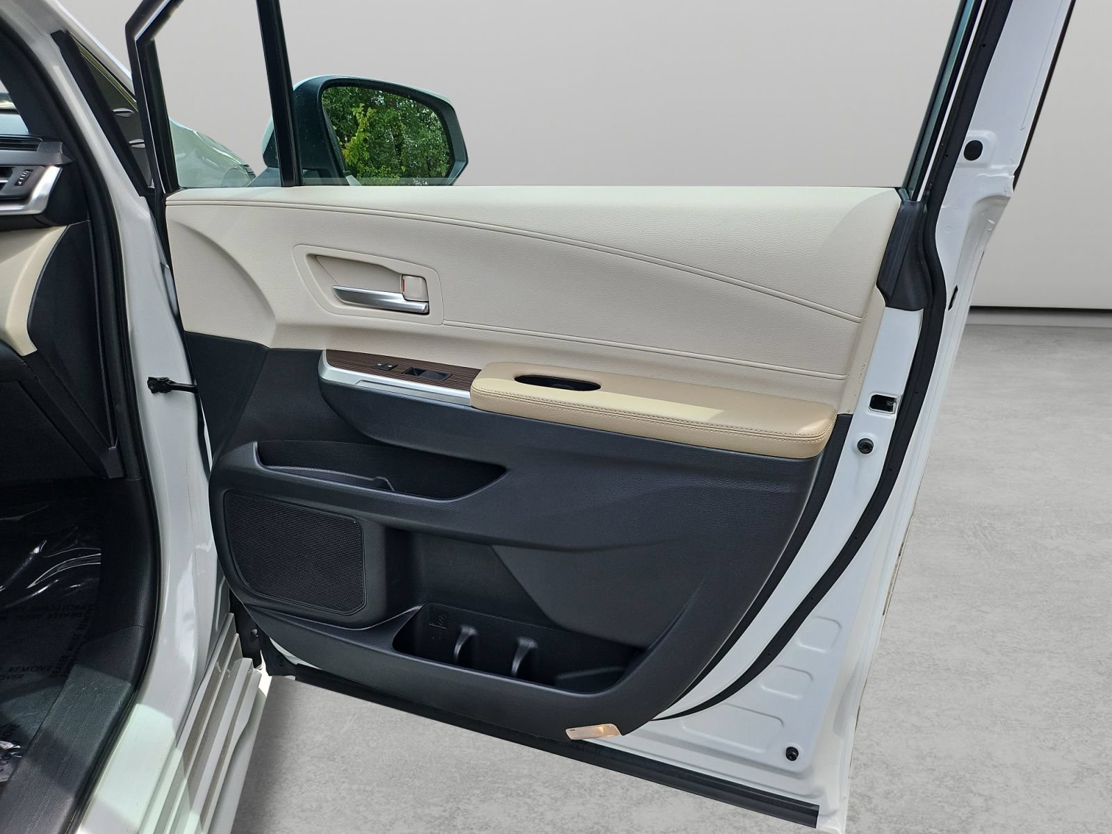 Used 2023 Toyota Sienna XLE FWD image 36