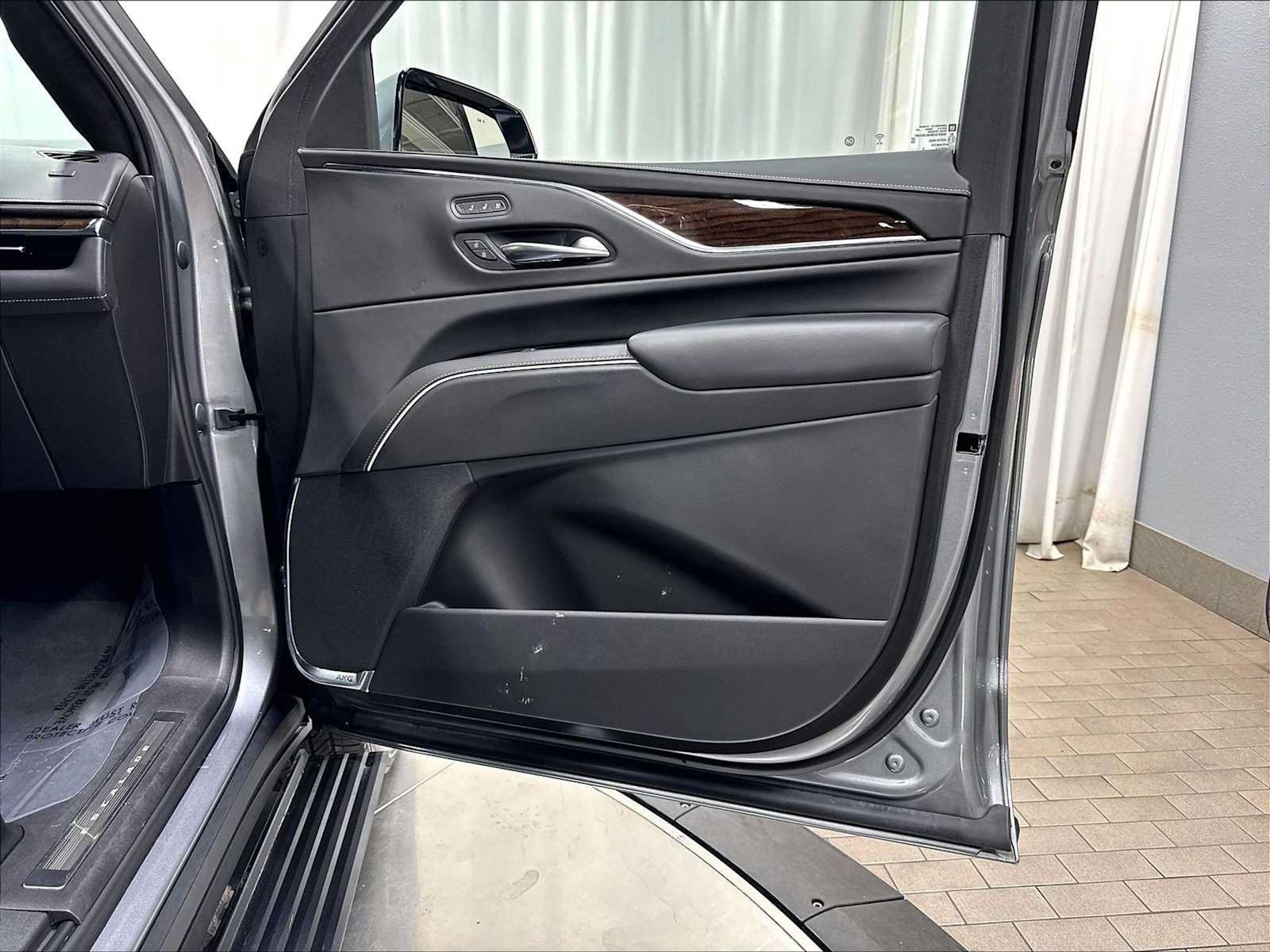 Used 2023 Cadillac Escalade Sport Platinum w/ LPO, ONYX Package AWD/4WD image 28
