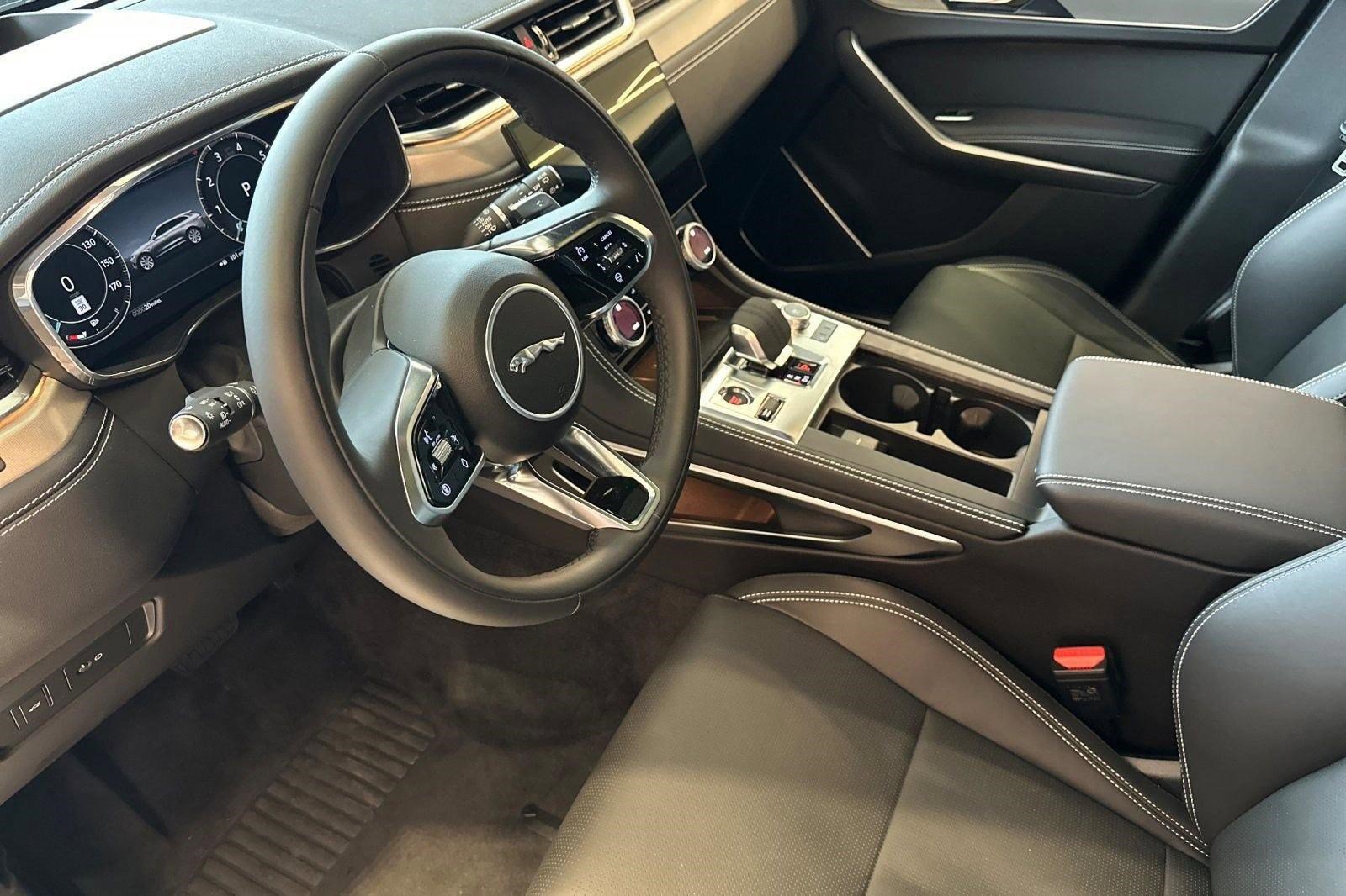 New 2026 Jaguar F-PACE R-Dynamic S image 4