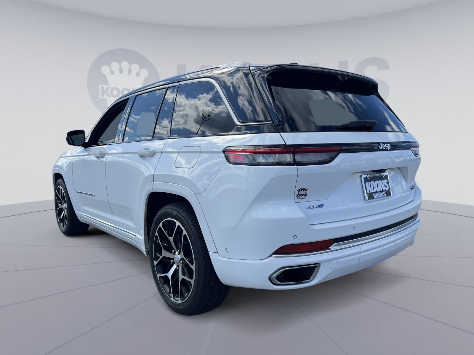 Used 2023 Jeep Grand Cherokee Summit AWD/4WD image 4